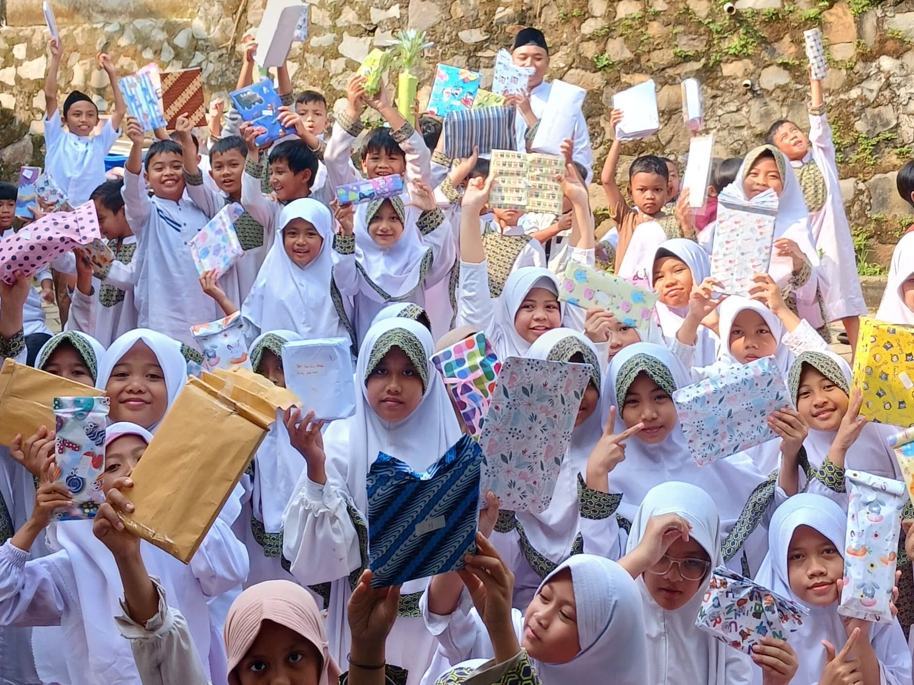 Masa Orientasi Siswa (MOS) Hari ke-4: Bangun Keakraban Siswa dengan Tukar Kado.